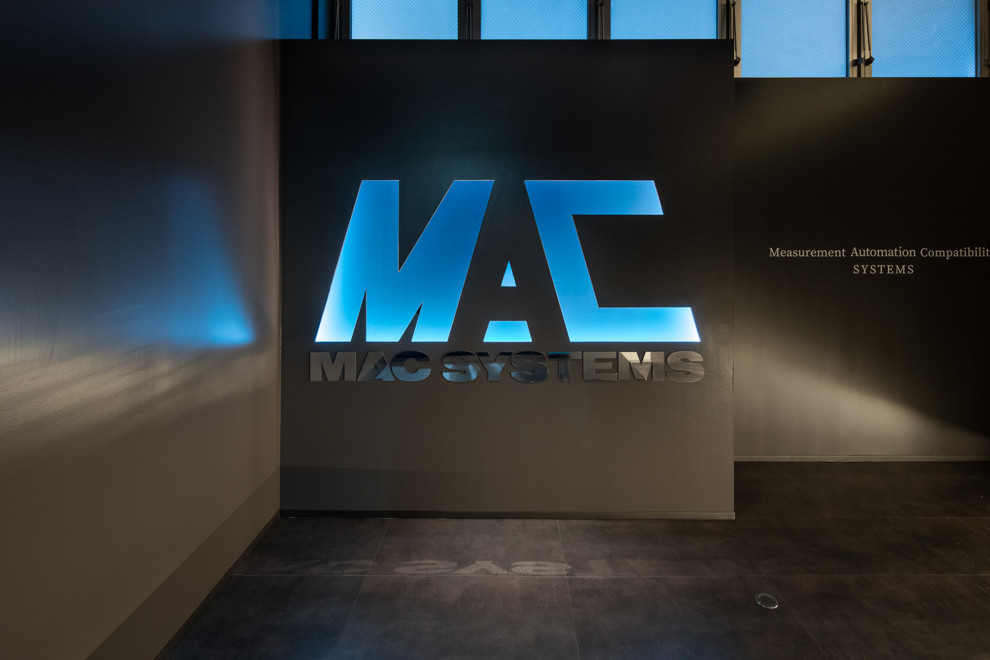 1F マックシステムズロゴ