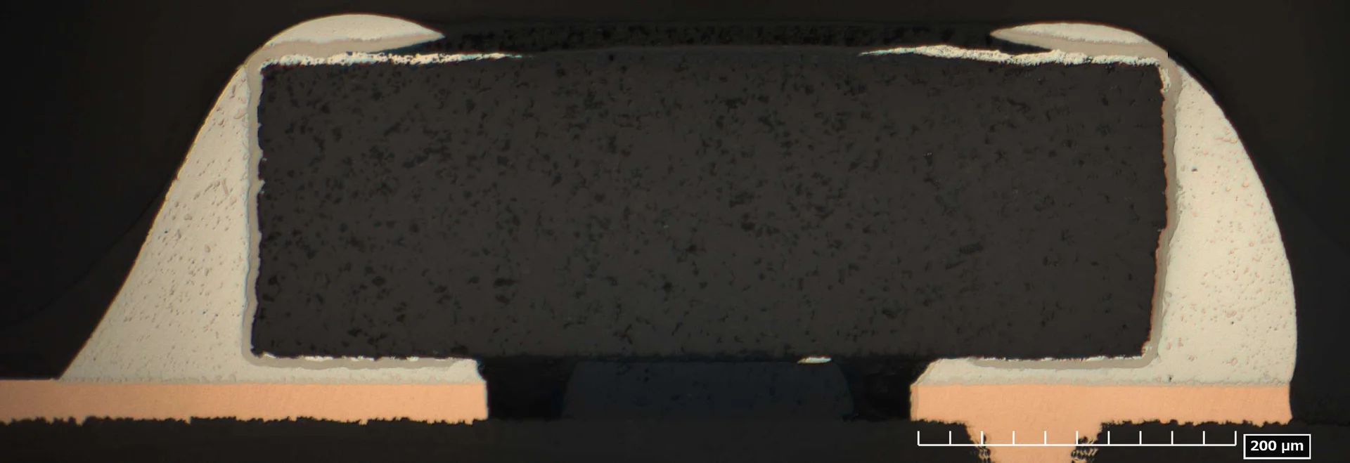 0603(0.6×0.3mm)チップ抵抗の全体断面。抵抗体・両端の端子電極・基板ランドへのはんだフィレットが確認できる。スケールバー200µm。
