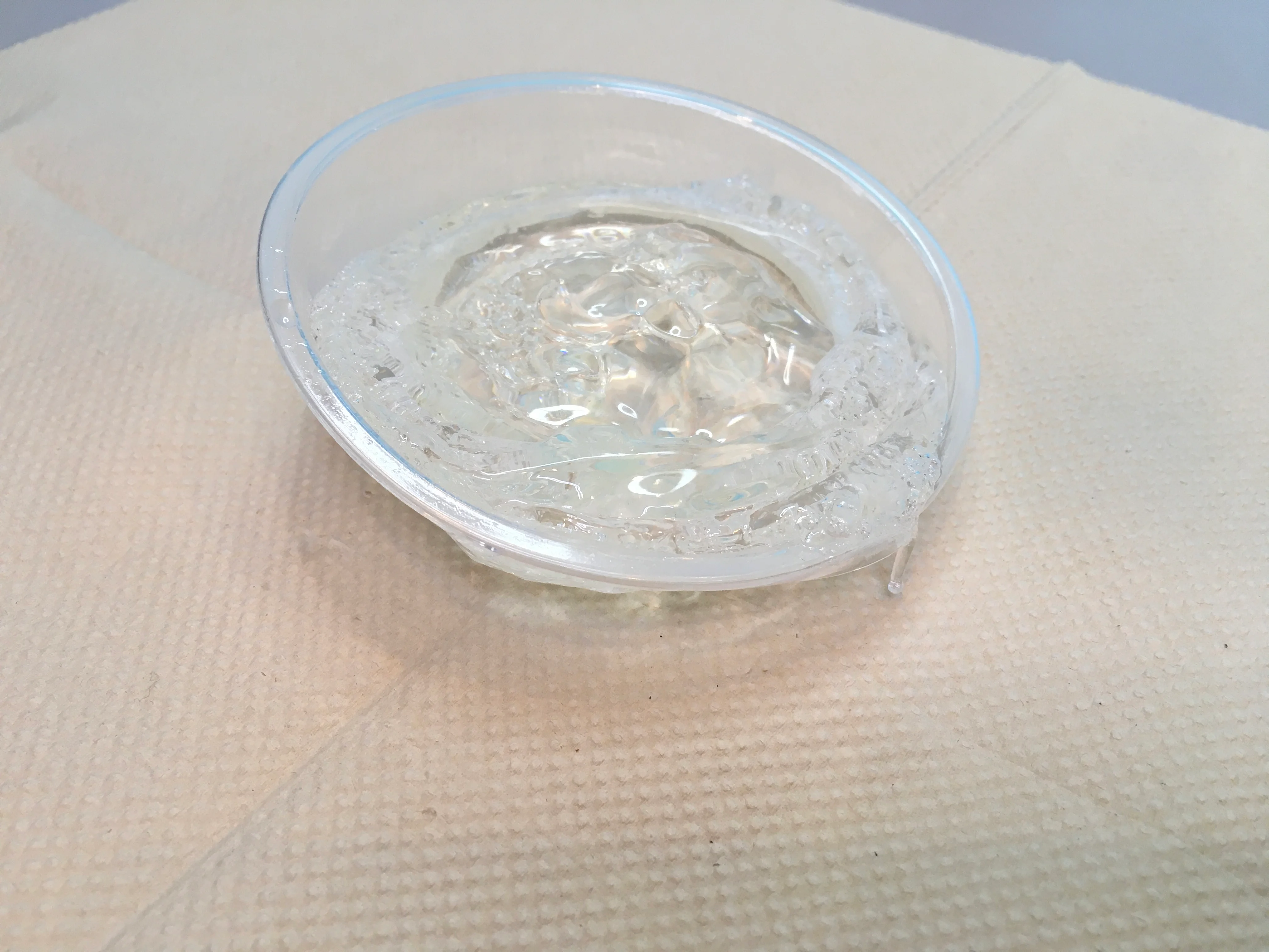 異常硬化の発熱で溶けたプラスチックカップ